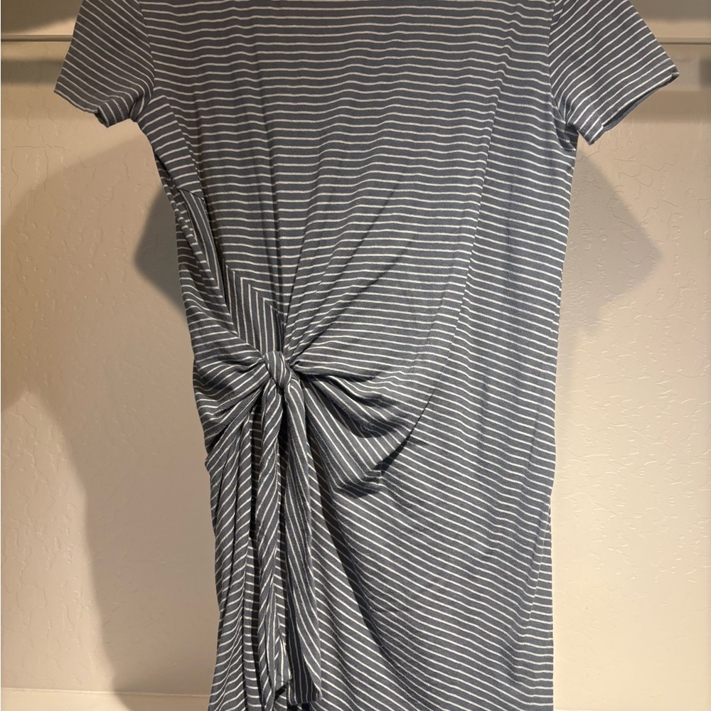 Vince Striped Knot-Side Short Sleeve Dress in Gray and White